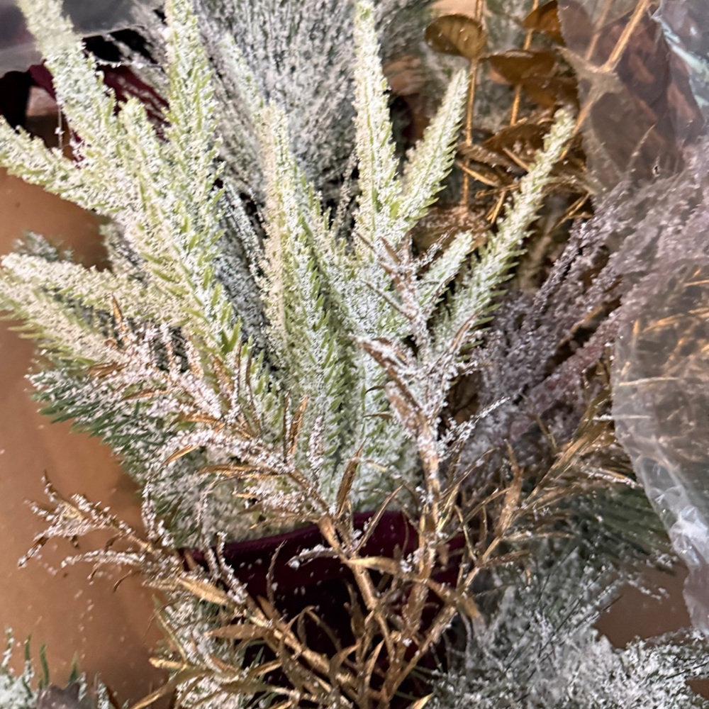 Frontgate 30” Eucalyptus & Pine Wreath - Picture 8 of 9